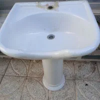 یک عدد روشویی با پایه بفروش میرسه