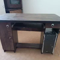 میز کامپیوتر سالم و تمیز.