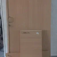 در کمد دیواری چوبی