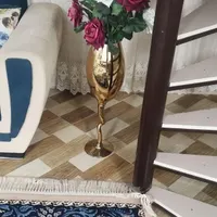 گلدان طلایی با گل رزسفیدو قرمز