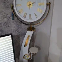 زیر تلویزیونی و ساعت ایستاده