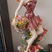 مجسمه دختر تمیزو شیک