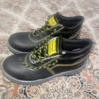 فروش فوری یک جفت کفش ایمنی|کیف، کفش، کمربند|اصفهان, شهرک امام خمینی|دیوار