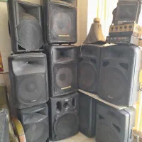 تعدادی باند و میکروفون و اکو