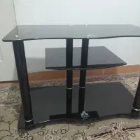 میز‌. تلویزیون ‌. شیشه‌ای