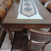 میز ناهار خوری هشت نفره با شیشه تمیز و سالم