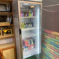 یخچال ویترینی ایستاده.