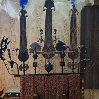 علامت سه تیغه قدیمی با خط زیبا