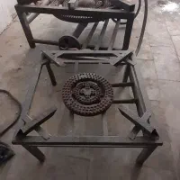 گاز و قابلمه و میز و صندلی برای غذا خوری