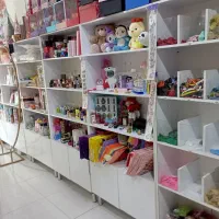 قفسه چوبی ،ویترین ،میز ،دکور در حد نو