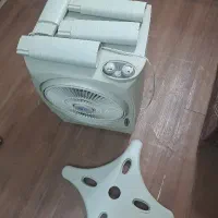 کولر ابی ایستاده و روی میزی