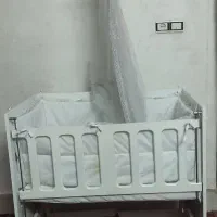 تخت کنار مادر گهواره شو