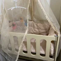 تخت کنار مادر