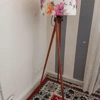 آباژور ایستاده
