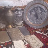 چند تا وسایل آنتیک وکتاب دست نویس