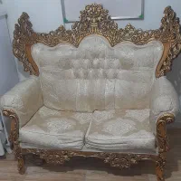 یک مبل دونفره تمیز و کارکرده