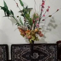 گلدان به همراه گل