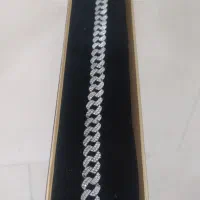 یک عدد دستبند نقره کار جواهری