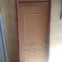 یک در با چهار چوب اهن سنگین