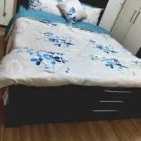 تخت خواب دو نفره تمیز و سالم همراه با کفی|تخت و سرویس خواب|خمینیشهر, |دیوار