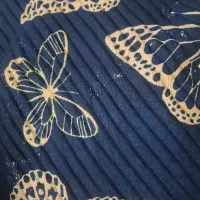 تعدادی شال و روسری به دلیل جمع شدن مغازه
