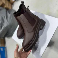 پوتین|کیف، کفش، کمربند|اسکو, |دیوار