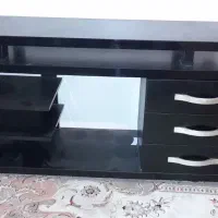 یک عدد میز تلویزیون تمیز