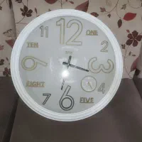 ساعت دیواری به رنگ سفید طلایی دو موتوره