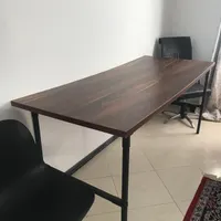دو عدد میز کار و کامپیوتر