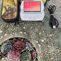 یک عدد پی اس پی دستگاه بازی دوعدد جعبه و کابل