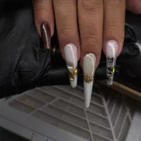 ناخن کار و خدمات تخصصی پا(جی)