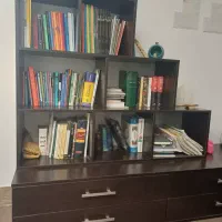 کتابخانه و میز کامپیوتر