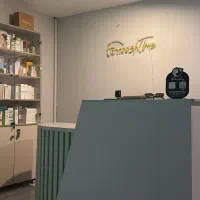 منشی خانم در مرکز پوست