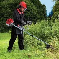 علف تراشی سم پاشی باغچه و شخم زدن زمین
