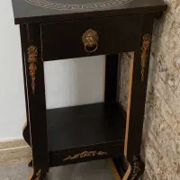 میز دکوری و تلفن