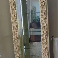 زیر تلویزیون و بوفه و ساعت کرم رنگ