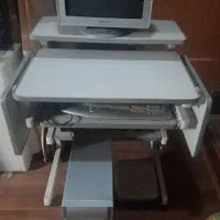 کامپیوتر به همراه لوازم با میز کامپیوتر