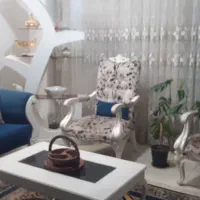 مبل تک نفره و دو نفره همراه میز وسط
