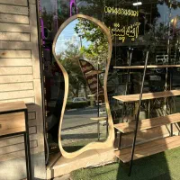 آینه چوبی در رنگ های قهوه ای و فندقی وکرم