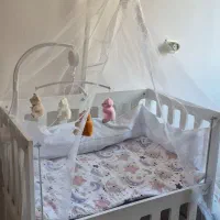 تخت کنار مادر