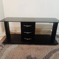 میز تلویزیون و یک میز جلو مبلی شیشه ای دوطبقه