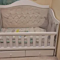 تخت و کمد و ویترین  کودک بسیار تمیز