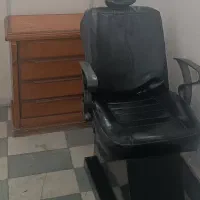 آینه و میز و صندلی آرایشگاه