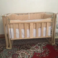 تخت کنار مادر