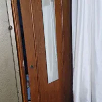 کمد لباسی(یک رگال چوبی +یه طبقه کوچیک پایین+آیینه