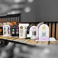 طراحی و تولید استند QR Code به‌صورت اختصاصی