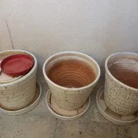 سه عدد گلدان سفالی بازیر گلدانی همه یکجا