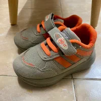 تعدادی کفش بچگانه|کفش و لباس بچه|شاهین‌شهر, خانه کارگر|دیوار