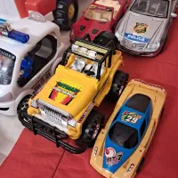 تعدادی اسباب بازی ماشین و تفنگ