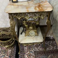 تلفن و میز تلفن برنجی